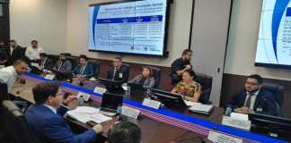 La ministra de Trabajo, Miriam Roquel, explica en la comisión de Finanzas del Congreso su propuesta de presupuesto para 2026. Foto: La Hora