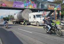 Tráiler que derribo pasarela en 37 calle y Calzada Aguilar Batres, queda nuevamente atrapado en otra pasarela del trayecto. Foto La Hora: Cortesía