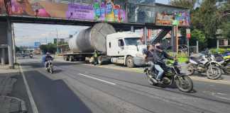 Tráiler que derribo pasarela en 37 calle y Calzada Aguilar Batres, queda nuevamente atrapado en otra pasarela del trayecto. Foto La Hora: Cortesía