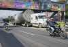 Tráiler que derribo pasarela en 37 calle y Calzada Aguilar Batres, queda nuevamente atrapado en otra pasarela del trayecto. Foto La Hora: Cortesía