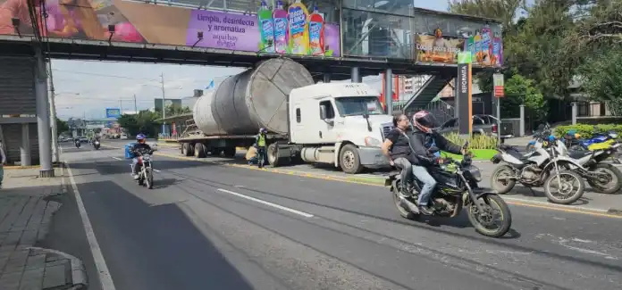 trailer atorado Tráiler que derribo pasarela en 37 calle y Calzada Aguilar Batres, queda nuevamente atrapado en otra pasarela del trayecto. Foto La Hora: Cortesía