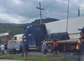 Video: Tráiler sin frenos provoca múltiple colisión en Cocales, Suchitepéquez Un tráiler sin frenos causa una múltiple colisión en ruta CA-2 Occidente.