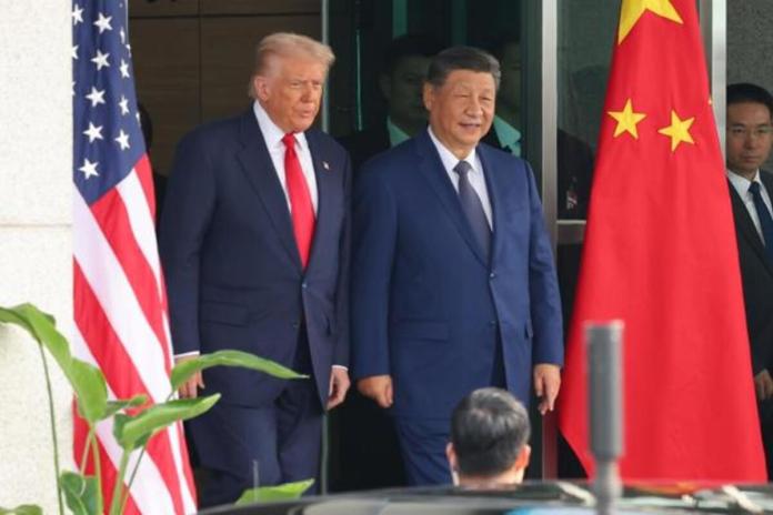 El presidente estadounidense Donald Trump (i) y el presidente chino Xi Jinping (c) salen de sus conversaciones en el salón de recepciones Naraemaru, dentro de una base de la Fuerza Aérea en Busan. Foto: La Hora/ EFE