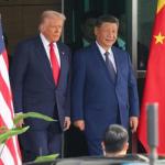 El presidente estadounidense Donald Trump (i) y el presidente chino Xi Jinping (c) salen de sus conversaciones en el salón de recepciones Naraemaru, dentro de una base de la Fuerza Aérea en Busan. Foto: La Hora/ EFE