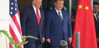 El presidente estadounidense Donald Trump (i) y el presidente chino Xi Jinping (c) salen de sus conversaciones en el salón de recepciones Naraemaru, dentro de una base de la Fuerza Aérea en Busan. Foto: La Hora/ EFE