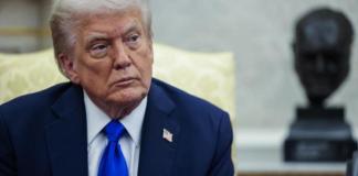 El presidente de Estados Unidos, Donald Trump, redobló sus ataques este miércoles contra las autoridades de Chicago y llamó a que se encarcele Foto: La Hora: EFE