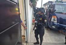 Video: Tras la fuga en Fraijanes II, PNC busca a los reos con volantes de casa en casa Fuerzas de seguridad visitan viviendas y distribuyen volantes con los rostros de los prófugos. Foto La Hora: PNC.