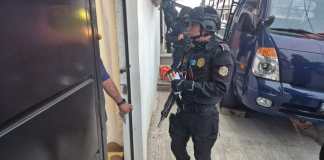 Video: Tras la fuga en Fraijanes II, PNC busca a los reos con volantes de casa en casa Fuerzas de seguridad visitan viviendas y distribuyen volantes con los rostros de los prófugos. Foto La Hora: PNC.