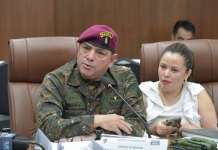 El viceministro de la Defensa, Germán Molina, responde por los puestos de las personas detenidas por el robo de armamento. Foto: La Hora / José Orozco