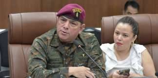 El viceministro de la Defensa, Germán Molina, responde por los puestos de las personas detenidas por el robo de armamento. Foto: La Hora / José Orozco