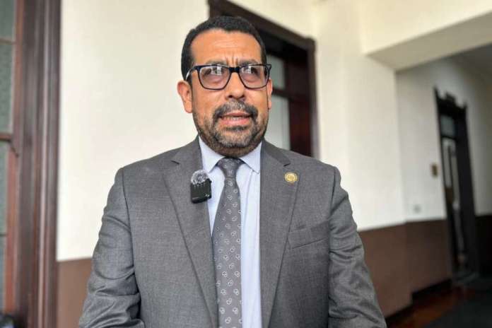 viceeducacion El viceministro de Educación, Francisco Cabrera, explica el proceso de sanciones y destituciones de integrantes del STEG. Foto: La Hora / José Orozco