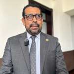 El viceministro de Educación, Francisco Cabrera, explica el proceso de sanciones y destituciones de integrantes del STEG. Foto: La Hora / José Orozco