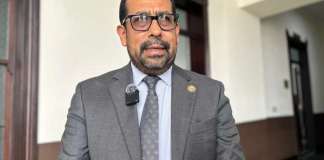 El viceministro de Educación, Francisco Cabrera, explica el proceso de sanciones y destituciones de integrantes del STEG. Foto: La Hora / José Orozco