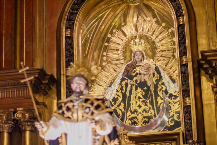 virgen del rosario La festividad religiosa del Mes del Rosario, que ha congregado a devotos católicos en la Cofradía del Santo Rosario, de la Parroquia Santo Domingo, por un mes, finaliza hoy por la tarde con un rezo del Santo Rosario a partir de las 5:45 p. m. Foto: La Hora; Cofradía del Santo Rosario