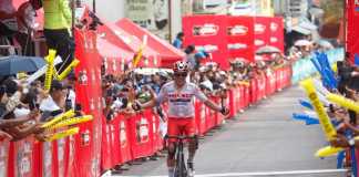 Nicolás Paredes, del Team Hino, se colocó la camiseta de ganador en la tercera etapa de la Vuelta Ciclística a Guatemala. Foto: Federación Deportiva Nacional de Ciclismo