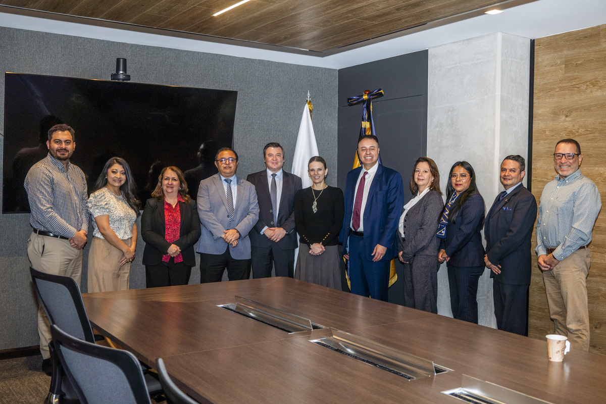 Representantes de Fundación Bi junto a representantes de Universidad Da Vinci de Guatemala en firma de convenio de colaboración para impulsar el aprendizaje y el emprendimiento. Foto: Cortesía Fundación Bi.