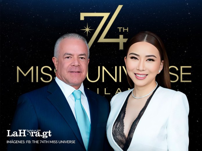 Raúl Rocha, presidente del certamen Miss Universo, y Jakkaphong 