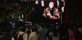 El Zócalo de CDMX se llena de fanáticos en la noche de recuerdo a Juan Gabriel y su mítico concierto.