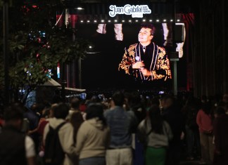 El Zócalo de CDMX se llena de fanáticos en la noche de recuerdo a Juan Gabriel y su mítico concierto.