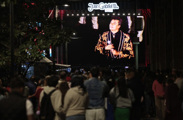 El Zócalo de CDMX se llena de fanáticos en la noche de recuerdo a Juan Gabriel y su mítico concierto.