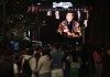 El Zócalo de CDMX se llena de fanáticos en la noche de recuerdo a Juan Gabriel y su mítico concierto.