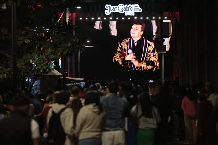 Miles de mexicanos llenan el Zócalo para recordar a Juan Gabriel y su mítico concierto El Zócalo de CDMX se llena de fanáticos en la noche de recuerdo a Juan Gabriel y su mítico concierto.
