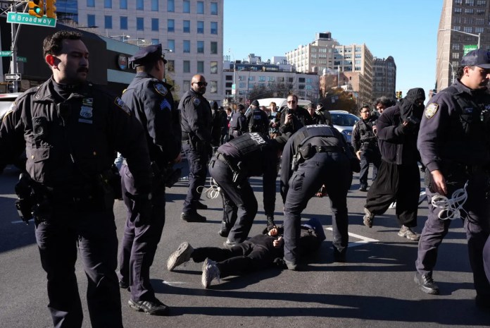 Manifestante son arrestados por bloquear el paso a agentes migratorios en Nueva York.