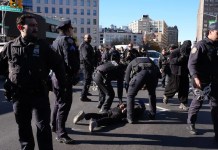 Manifestante son arrestados por bloquear el paso a agentes migratorios en Nueva York.