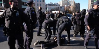 Manifestante son arrestados por bloquear el paso a agentes migratorios en Nueva York.