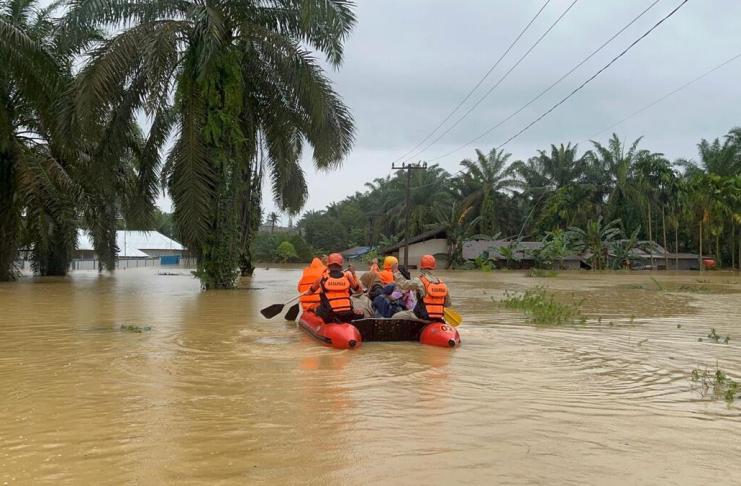 Las inundaciones en Indonesia dejan 435 muertos y 406 desparecidos
