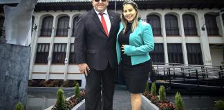 El abogado Erick Castillo, quien apoyó a Consuelo Porras, buscará ser magistrado de la Corte de Constitucionalidad (CC). Diseño La Hora: Pedro Altán “No es de ahorita, Grecia, que yo vengo defendiendo la institucionalidad contra los abusos de poder, tanto contra el presidente Giammattei, como contra incluso el gobierno de turno. Presenté un amparo también contra Bernardo Arévalo, el presidente, por no darle seguridad a los médicos del Hospital Roosevelt y la CC también me lo otorgó”, resaltó. A su vez, resaltó que accionó ante la CC para dar marcha atrás a la decisión de la Superintendencia de Administración Tributaria (SAT) con la que se exponía los nombres de los accionistas, así como contra el Presidente por la obligatoriedad de los seguros para vehículos.