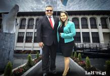 Abogado que presentó amparo que benefició a Consuelo Porras buscará ser magistrado de la CC El abogado Erick Castillo, quien apoyó a Consuelo Porras, buscará ser magistrado de la Corte de Constitucionalidad (CC). Diseño La Hora: Pedro Altán “No es de ahorita, Grecia, que yo vengo defendiendo la institucionalidad contra los abusos de poder, tanto contra el presidente Giammattei, como contra incluso el gobierno de turno. Presenté un amparo también contra Bernardo Arévalo, el presidente, por no darle seguridad a los médicos del Hospital Roosevelt y la CC también me lo otorgó”, resaltó. A su vez, resaltó que accionó ante la CC para dar marcha atrás a la decisión de la Superintendencia de Administración Tributaria (SAT) con la que se exponía los nombres de los accionistas, así como contra el Presidente por la obligatoriedad de los seguros para vehículos.