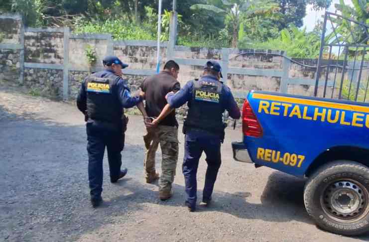 Capturan a hombre durante velorio cuando portaba arma de fuego con registro esmerilado PNC