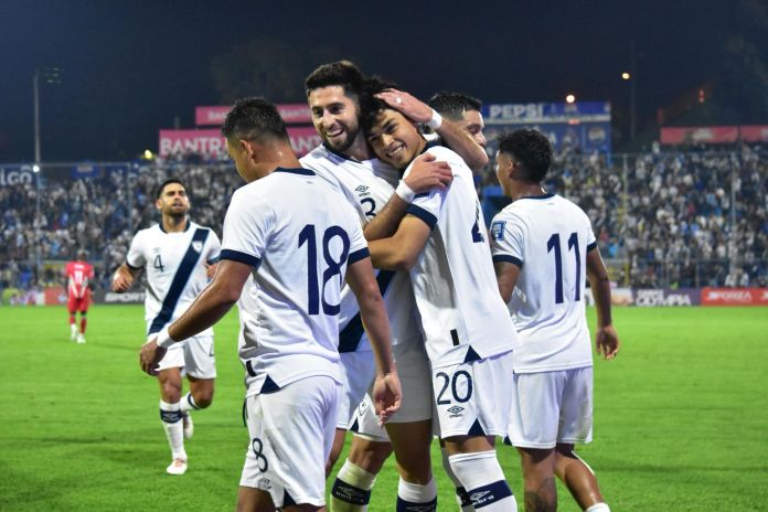 Olger Escobar (20) es felicitado por sus compañeros luego de conseguir el 2-0 ante Surinam. Foto La Hora: Daniel Ramírez
