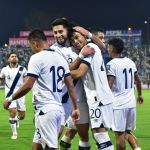 Olger Escobar (20) es felicitado por sus compañeros luego de conseguir el 2-0 ante Surinam. Foto La Hora: Daniel Ramírez