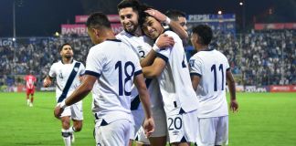Olger Escobar (20) es felicitado por sus compañeros luego de conseguir el 2-0 ante Surinam. Foto La Hora: Daniel Ramírez
