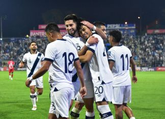 Digna despedida de Guatemala: 2030 te buscaremos con todo Olger Escobar (20) es felicitado por sus compañeros luego de conseguir el 2-0 ante Surinam. Foto La Hora: Daniel Ramírez
