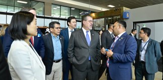 Arévalo supervisa trabajos de modernización en AILA durante inauguración de módulos migratorios.