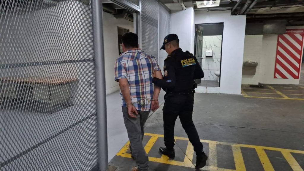 En la 20 calle y 10a. avenida de la zona 1 fue detenido Miguel “N”por el delito de asociación ilícita y trafico ilícitos de personas. Foto: La Hora: PNC