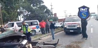 La Policía Municipal de Tránsito (PMT) de Villa Nueva reportó un nuevo accidente de tránsito hacia el sur durante este sábado. Foto La Hora: PMT de Villa Nueva