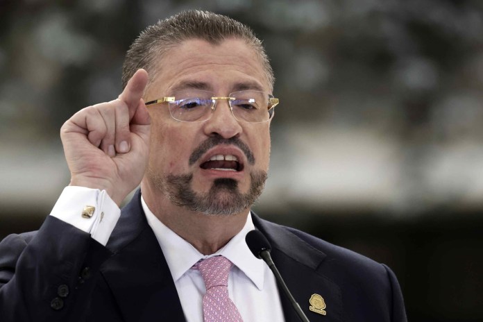 Presidente de Costa Rica arenga a sus seguidores y canta tras audiencia sobre su desafuero