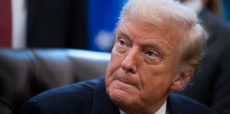 Presidente de EE.UU., Donald Trump, en la oficina Oval de la Casa Blanca. Foto La Hora: EFE