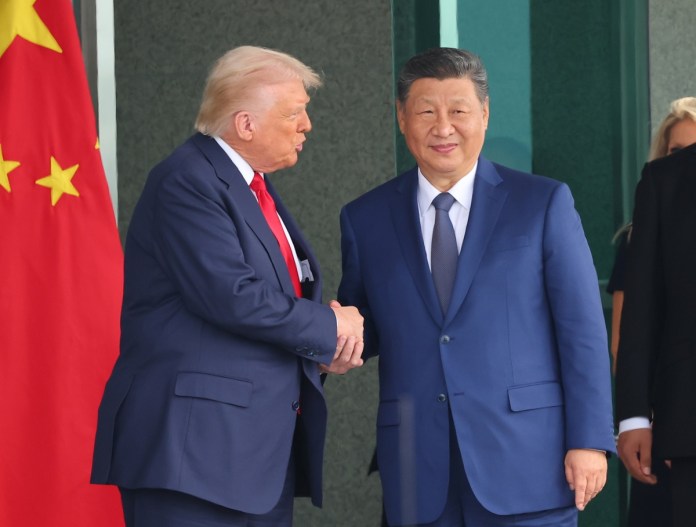 Fotografía de archivo de los presidentes Donald Trump y Xi Jinping en Corea del Sur. Foto La Hora: EFE