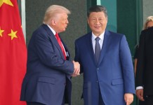 Fotografía de archivo de los presidentes Donald Trump y Xi Jinping en Corea del Sur. Foto La Hora: EFE