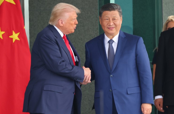 Fotografía de archivo de los presidentes Donald Trump y Xi Jinping en Corea del Sur. Foto La Hora: EFE