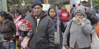 Personas caminando bien abrigadas.