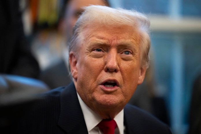 Presidente de Estados Unidos, Donald Trump, durante una reunión en la oficina Oval de la Casa Blanca. Foto La Hora: EFE