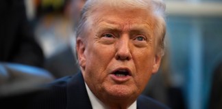 Presidente de Estados Unidos, Donald Trump, durante una reunión en la oficina Oval de la Casa Blanca. Foto La Hora: EFE