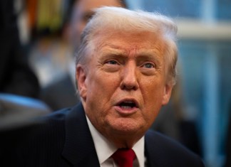 Presidente de Estados Unidos, Donald Trump, durante una reunión en la oficina Oval de la Casa Blanca. Foto La Hora: EFE