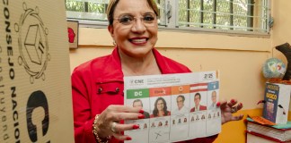 "Hondureños deben votar para demostrar soberanía", afirma la presidenta Castro tras emitir su voto.